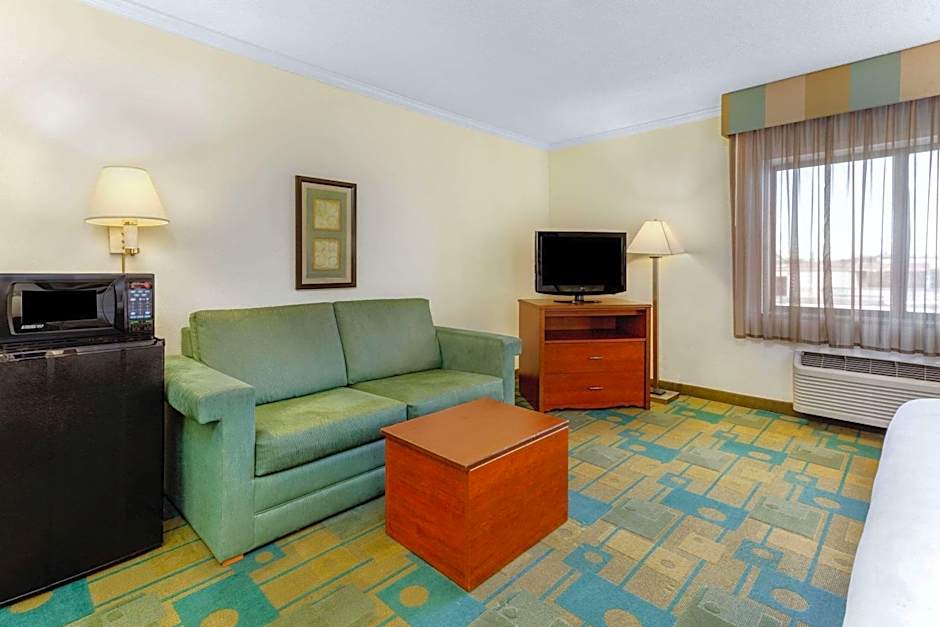 La Quinta Inn & Suites by Wyndham Chicago Willowbrook
