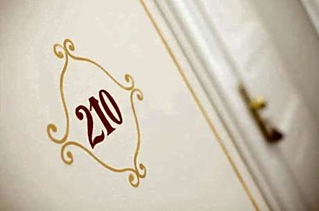 Family Room (4 Twin Beds and 1 Double Bed)