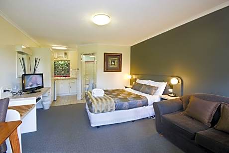 Basic Room, 1 Queen Bed