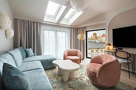 One-Bedroom Suite with Royal Castle View