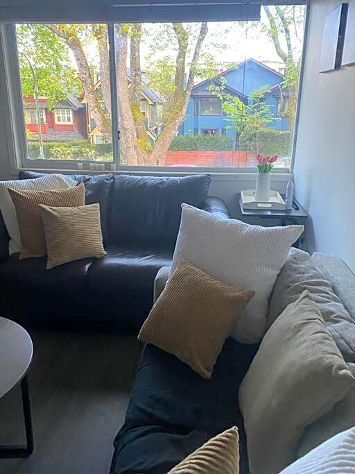 Quiet-comfy 4 bedroom house on a quiet tree lined street in Kitsilano