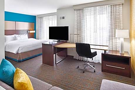 King Studio with Sofa Bed - Hearing Accessible