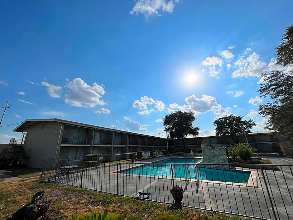 Mid Towne Inn & Suites