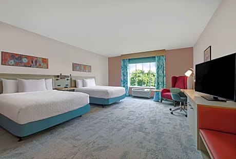 2 Queen Mobility/Hearing Accessible W/Bathtub