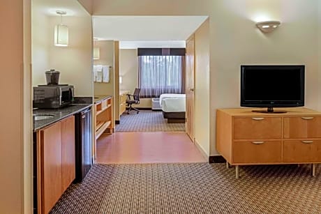 1 King Bed Deluxe Suite Non-Smoking Free Breakfast