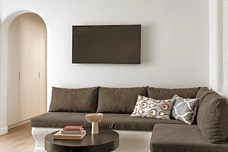 Nero Grand Suite with Sea View & Swimming Pool