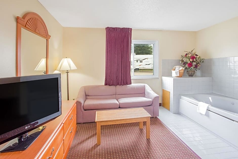 Super 8 by Wyndham Waverly