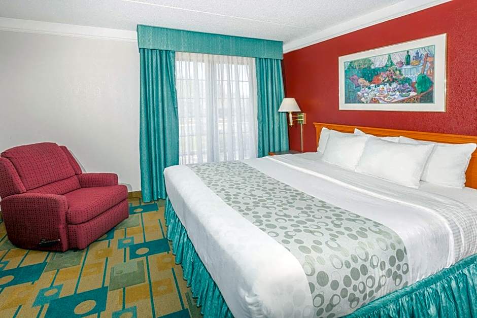 Days Inn & Suites by Wyndham Arlington Heights