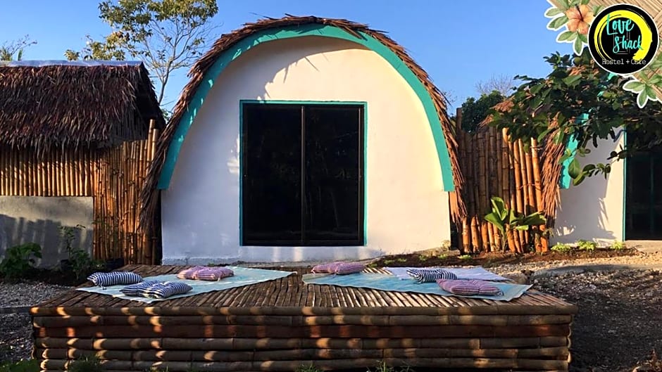 Love Shack Hostel & Cafe