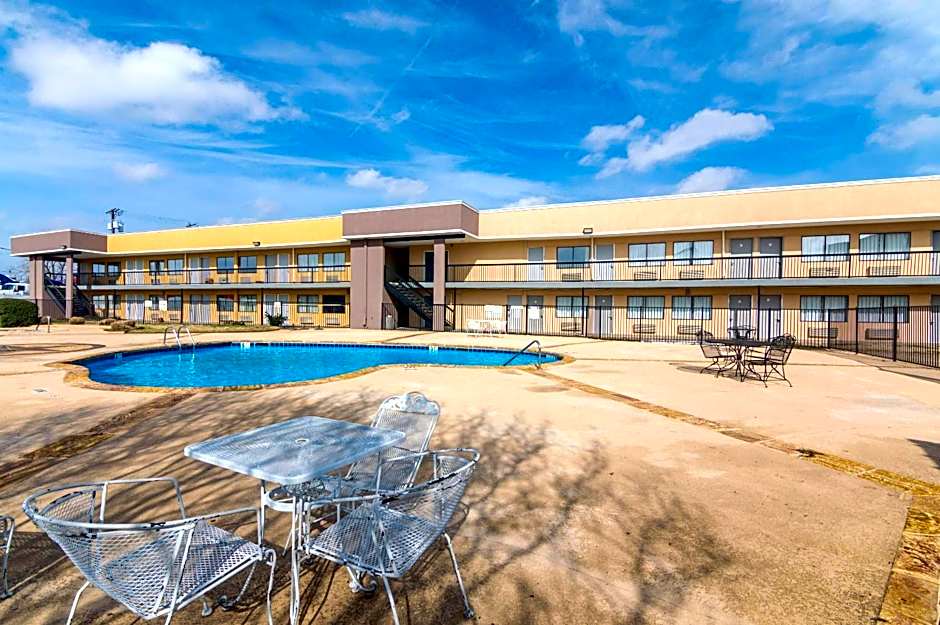 Rodeway Inn Arlington Entertainment District Area