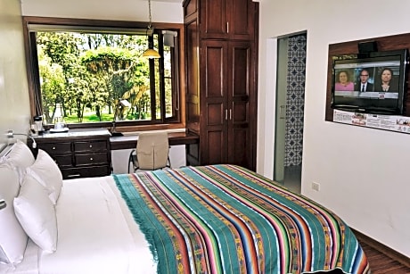 Standard Queen Room with Garden View 