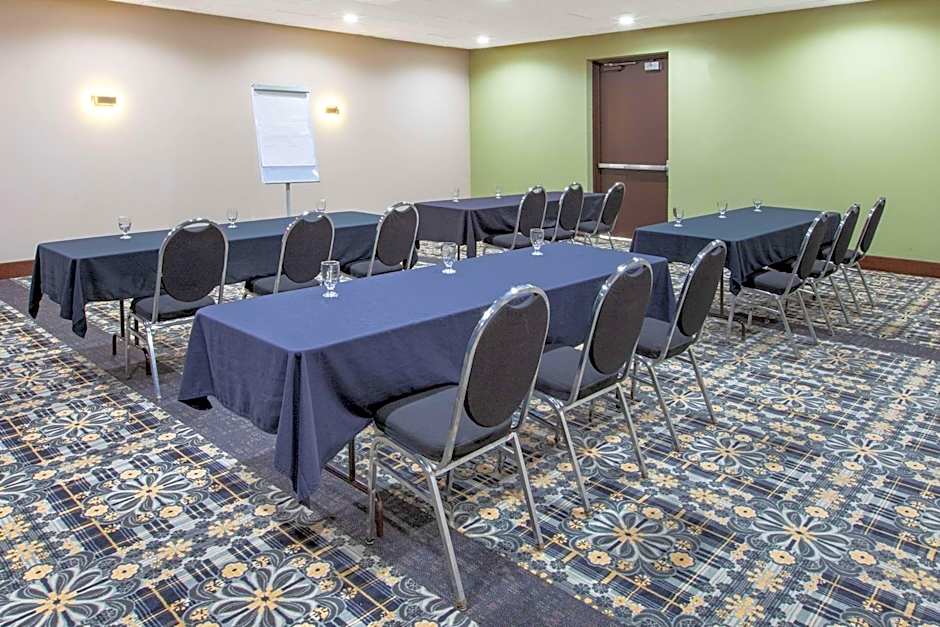 Days Inn & Suites by Wyndham Grand Rapids Near Downtown