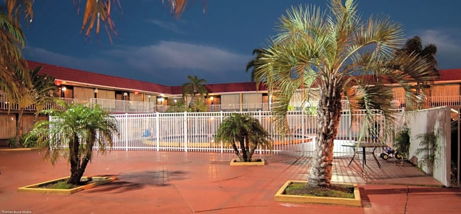 Express Inn & Suites - 5 Miles from St Petersburg Clearwater Airport