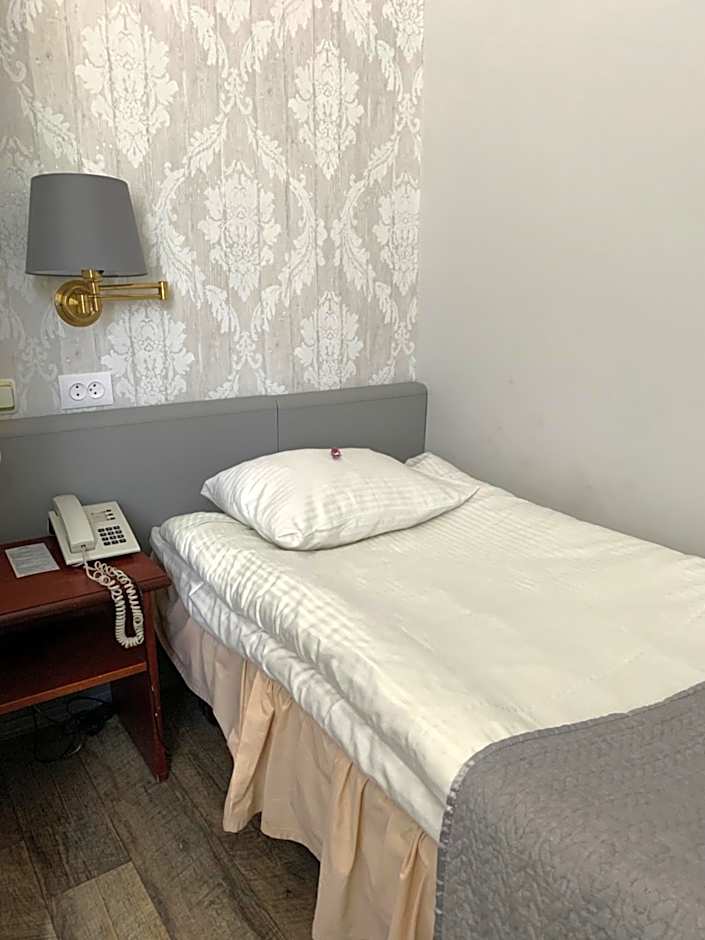 NB hotel with free parking