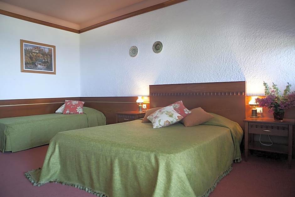 Double Room with Sea View (2 Adults + 1 Child) — 2 fotoğraftan 1. fotoğraf