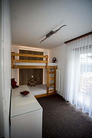 Family Room (2 Adults + 2 Children)