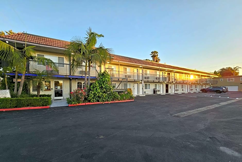 Travelodge by Wyndham Fullerton Near Anaheim