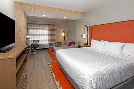 Deluxe King Room - Non-Smoking