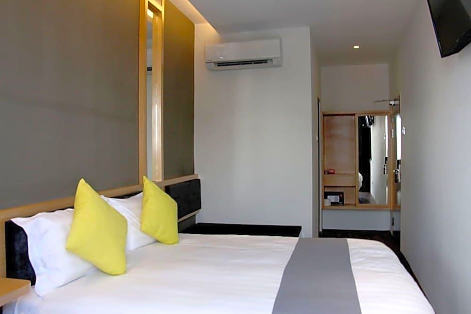 B Street Hotel