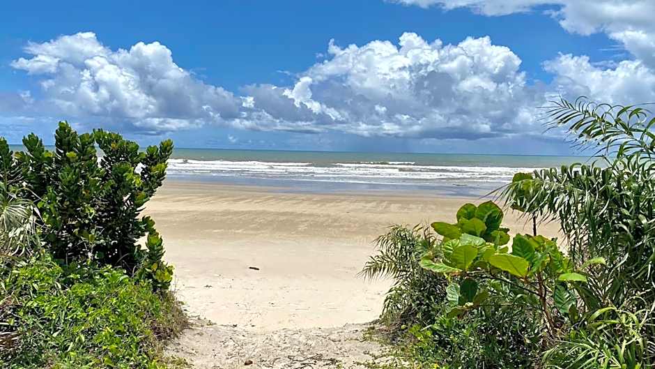 Refúgio Pé na Areia com 4 quartos em Ilhéus - Condomínio Perfeito para Família!