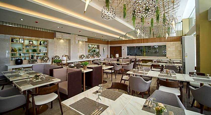 J7 Plaza Hotel