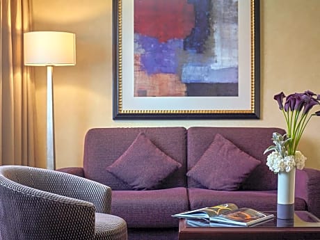 JUNIOR SUITE 3  people