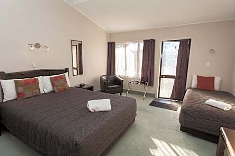 Deluxe Double Room (2 Adults + 1 Child)