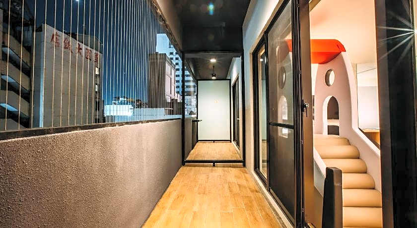 CHECK inn SELECT Chiayi RenAi