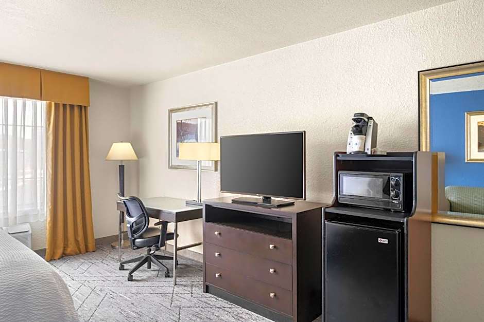 Holiday Inn Express & Suites New Buffalo, MI By IHG