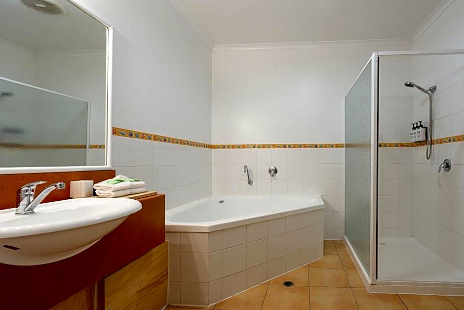 Waves Motel and Apartments formerly Comfort Inn International