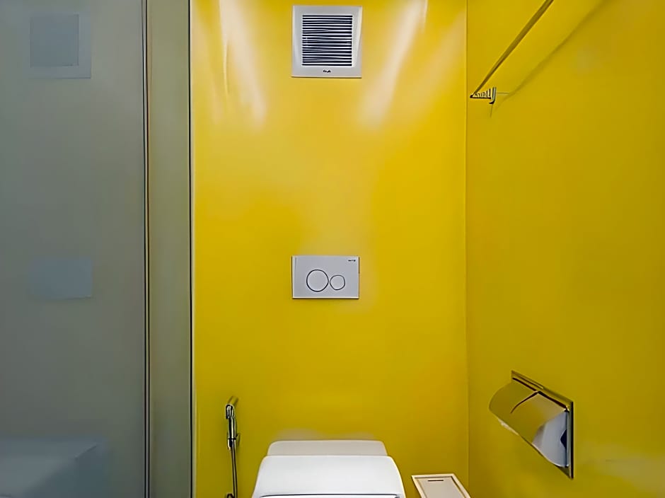 YELLO ROOMS Victory Monument