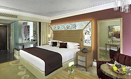 One-Bedroom Suite with Ergonomic Flex Space