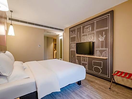 ibis Luoyang Baolong Square Hotel
