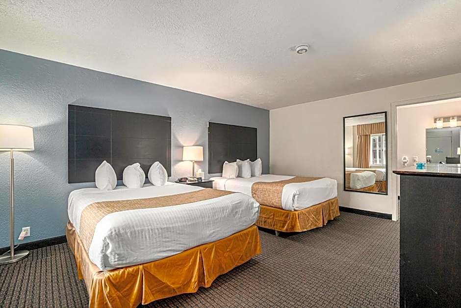 Travelodge by Wyndham Traverse City MI 
