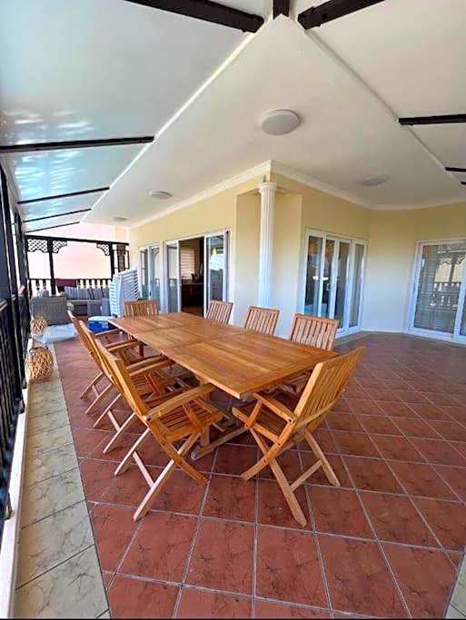 Villa Aglaia mit Pool, Garten und Palmen