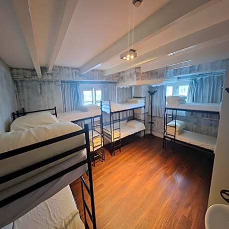 Bed in 8 Bed Dorm - Shared Bathroom