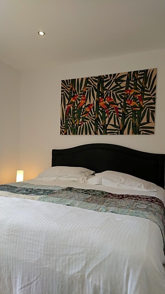 Surf Lookout - King size en-suite with sea views