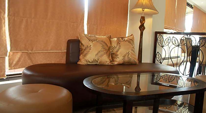 Pinnacle Hotel And Suites