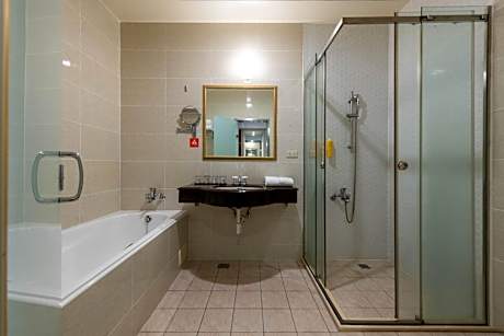 Deluxe Triple Room with Three Single Beds and Bathtub - Non-Smoking