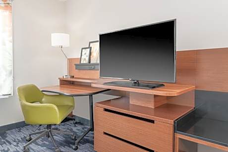 Queen Suite with Sofa Bed and Tub