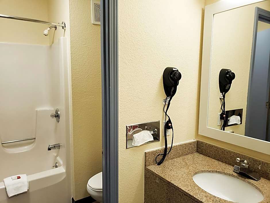 Days Inn & Suites by Wyndham Merrillville