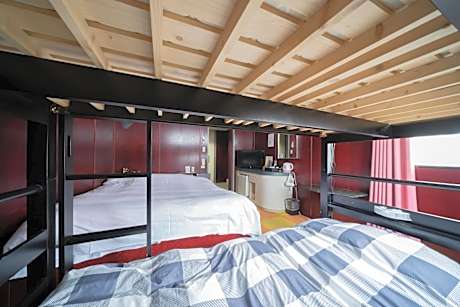 Deluxe Family Room - Non-Smoking