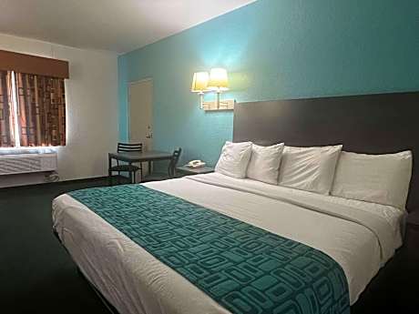 1 King Bed, Mobility Accessible Room, Roll-In Shower,Non-Smoking