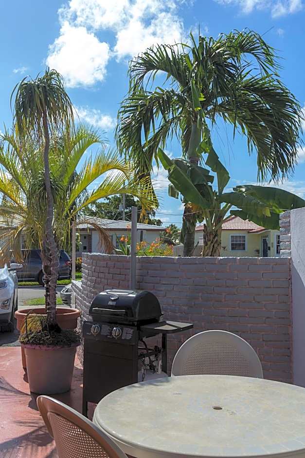 Richard's Motel Courtyard