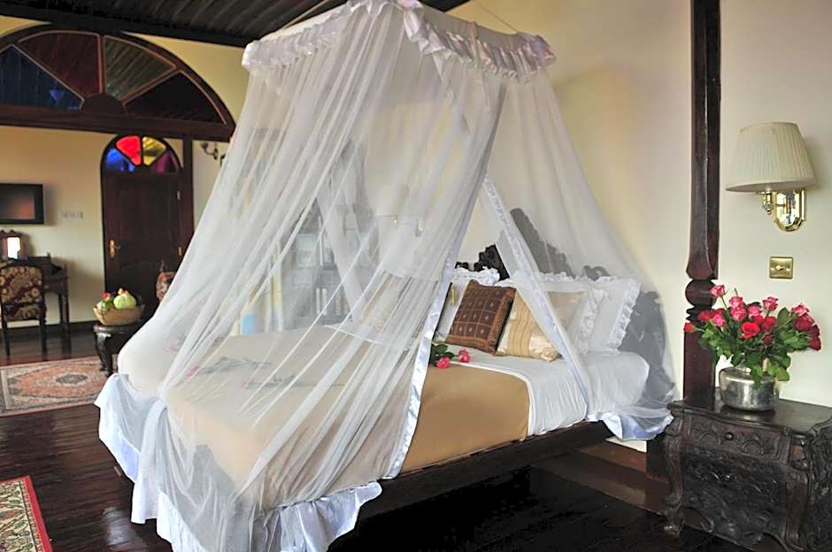 Dhow Palace Hotel