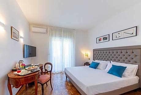 Deluxe Queen Room with Sea View - Non-Smoking