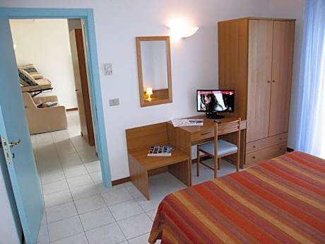 Family Suite (2 Adults + 2 Children)