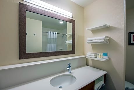 1 King Mobility Access With Tub Nonsmoking
