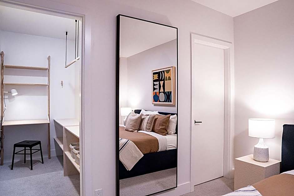 Snow & Swing Getaway - Three Bedrooms with Hot Tub (Stay Revy)