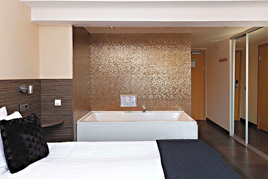 Photo 1 of 5 of Superior 1 Double Bed, Jacuzzi®